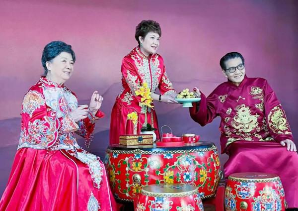 《外來媳婦本地郎》拍復古時裝全家福,康伯康嬸又回來了 《外來媳婦本地郎》拍復古時裝全家福,康伯康嬸又回來了