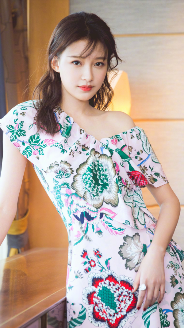 8位當紅“妝感美人”,每一位都離不開化妝品,素顏與路人無差 8位當紅“妝感美人”,每一位都離不開化妝品,素顏與路人無差