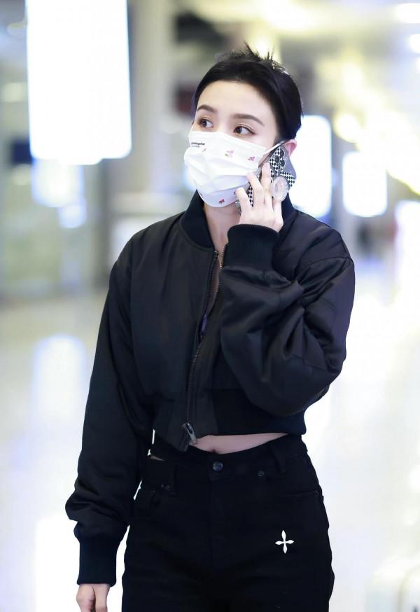 宋祖兒私服搭配也美到爆！穿短夾克配抹胸走機場，隨意夾發太洋氣