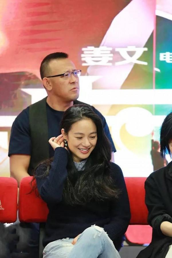 周韻滿頭鮮花配普通衣服，氣質古典從容，即使素顏也比路人漂亮