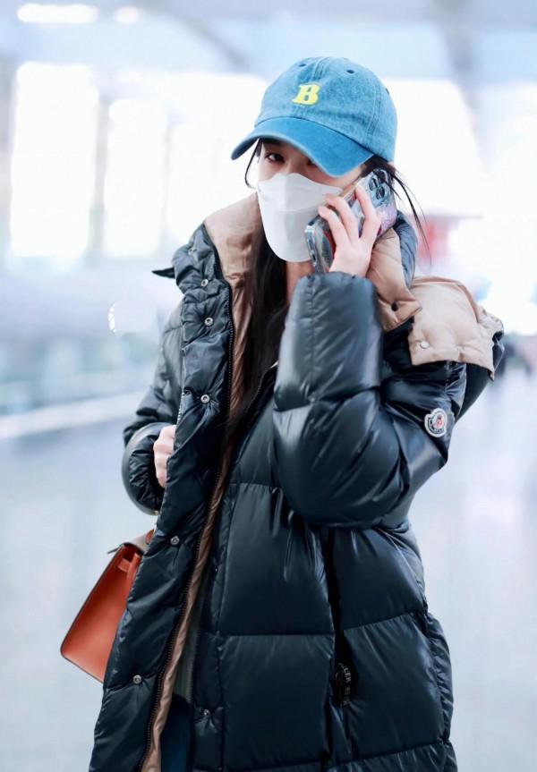 黃聖依私服秀，身穿長款羽絨服配寬鬆牛仔褲，時尚感滿滿