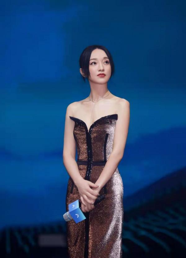 周迅自帶高階感！穿抹胸鎏金裙出席五菱活動，隨手一拍比大片還美