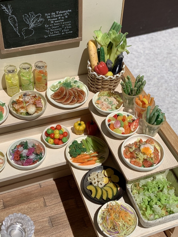 迷你超豪華！袖珍美食模型：指尖上的料理挑動味蕾