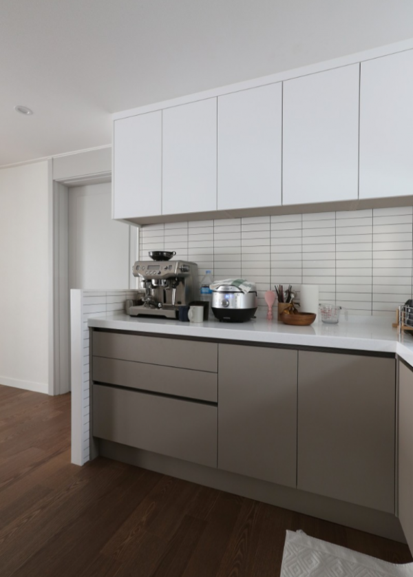 再裝修,客廳陽臺也不打通了,裝摺疊玻璃門隔開,住起來太巴適了 再裝修,客廳陽臺也不打通了,裝摺疊玻璃門隔開,住起來太巴適了