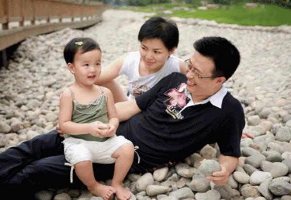 央視主持人白燕升：對殘疾妻子不離不棄，50歲才生二胎