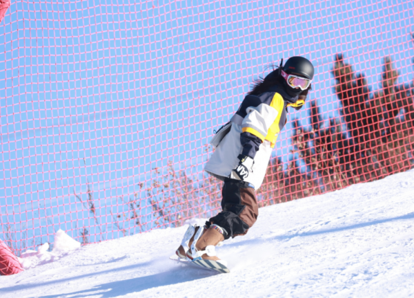 35歲張小斐曬滑雪照，姿勢帥氣髮絲飛揚，單手撐地險些摔倒