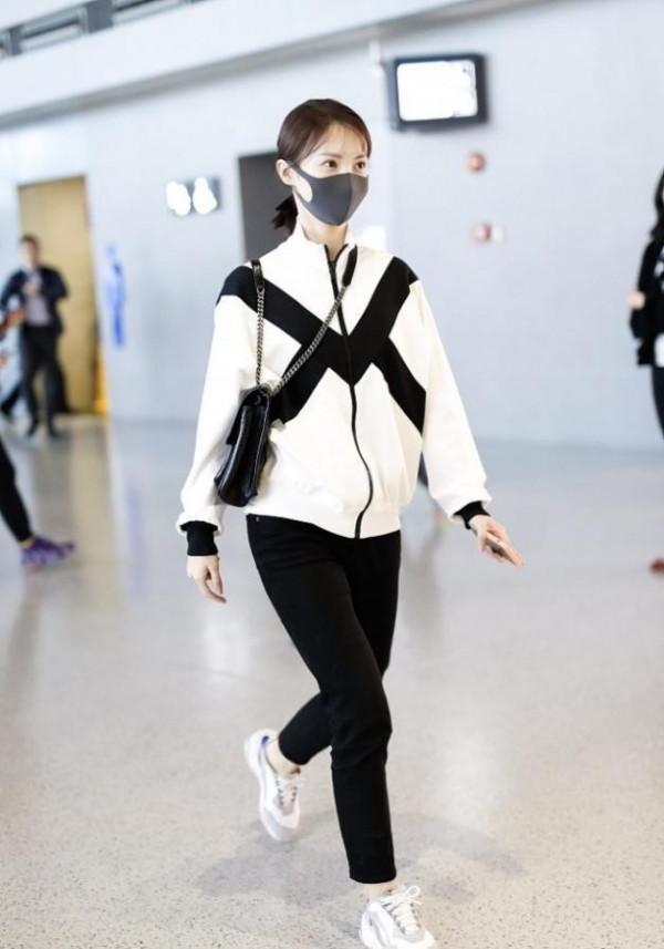 金晨把夾克穿出了高階感,配印花褲顯得率性又時尚,藏不住精緻感 金晨把夾克穿出了高階感,配印花褲顯得率性又時尚,藏不住精緻感