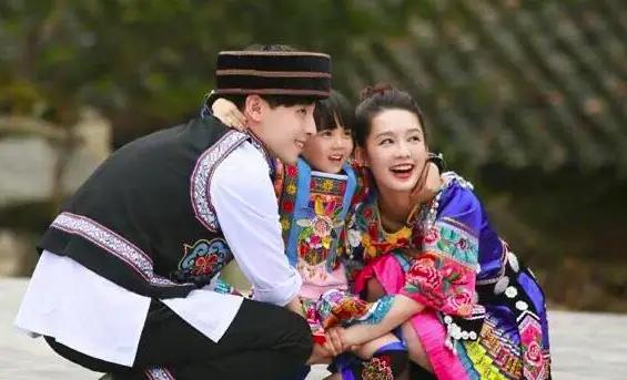 鄧倫傳過幾個緋聞女友，特別是金晨和李沁，有著非一般的關係