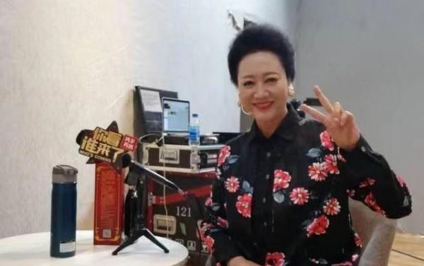 車曉帶媽媽上節目，穿針織裙變小女人，王麗雲梳“貴婦頭”很強勢