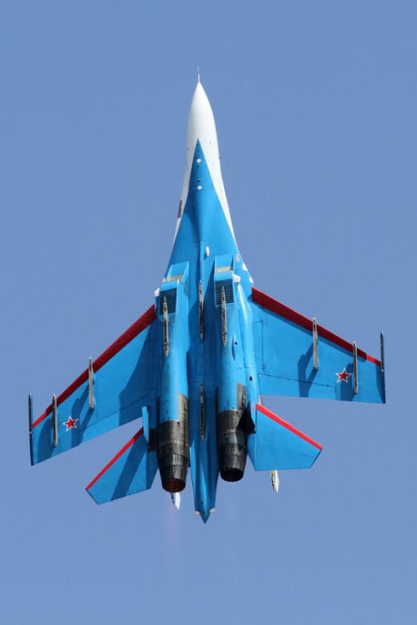 美國南方司令部用俄戰機慶祝美空軍生日，俄媒笑翻：謝謝同志們