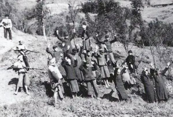 2000土匪混入百姓中被揪出,如何處理?戰士:看手就行 2000土匪混入百姓中被揪出,如何處理?戰士:看手就行