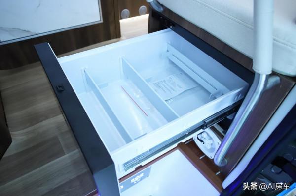 實拍日產越野房車！四驅2&period;5L&plus;7AT動力，配全套吃住功能，可下地庫