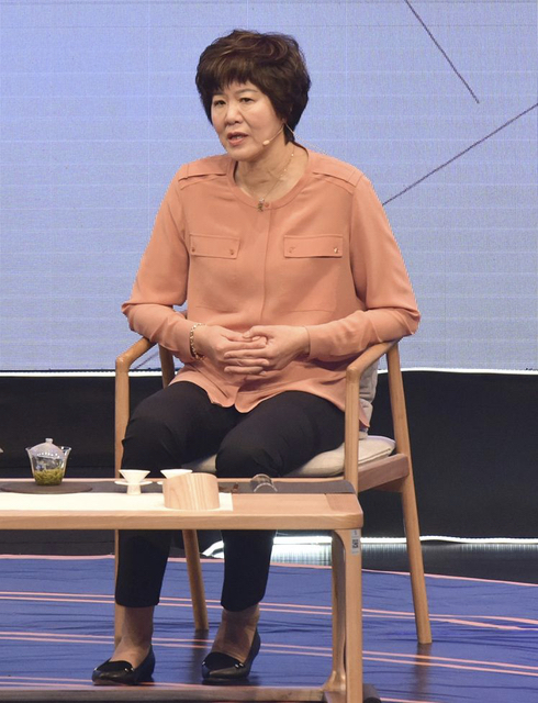 郎平退休後狀態真好,穿T恤還圍條花絲巾很精神,氣質越來越溫柔 郎平退休後狀態真好,穿T恤還圍條花絲巾很精神,氣質越來越溫柔