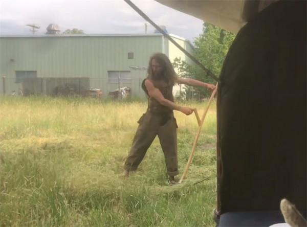 他住在2㎡破舊三輪車中，養4只羊為伴，邊牧羊邊流浪轉眼已過12年