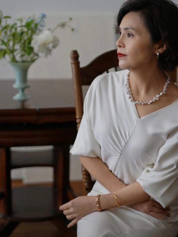 誰說小個子不適合穿闊腿褲？身高僅152的中年媽媽，靠會穿成典範