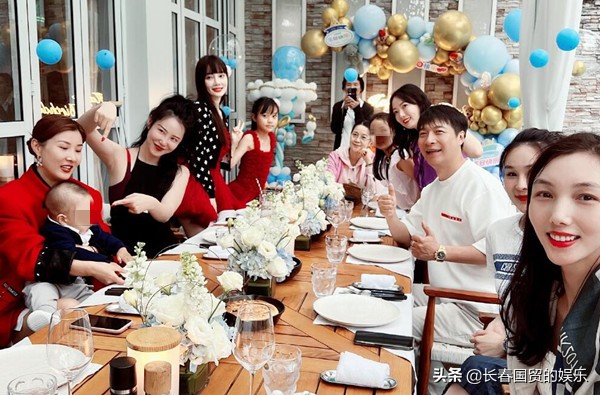 李小璐10歲女兒近照曝光，漂亮又可愛，身高已超媽媽肩膀