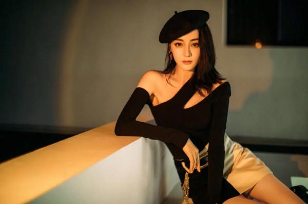 迪麗熱巴工作照曝光，網友：身材真的太好了