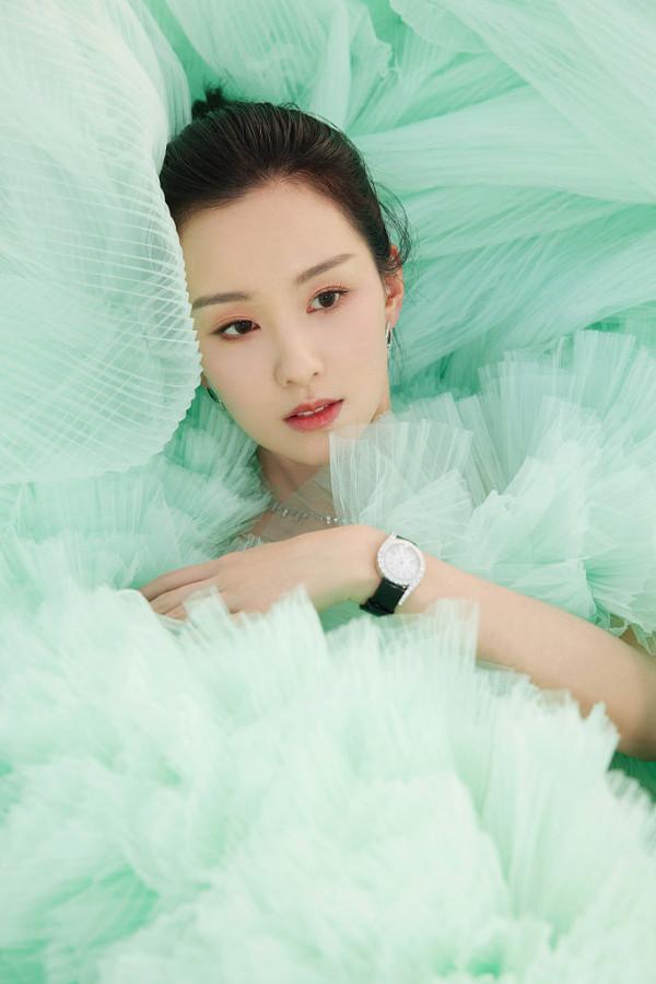 陳都靈薄荷色禮服渲染秋日溫柔 大秀天鵝頸+鎖骨殺誘惑力滿分 陳都靈薄荷色禮服渲染秋日溫柔 大秀天鵝頸+鎖骨殺誘惑力滿分