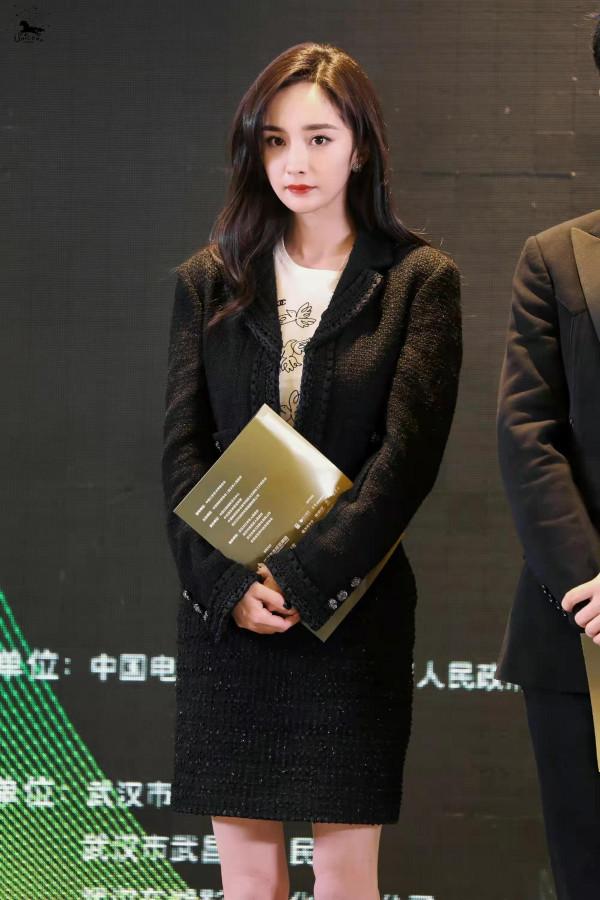 楊冪虎年事業開掛！新大片化濃妝“換臉”超霸氣，當上副會長超牛