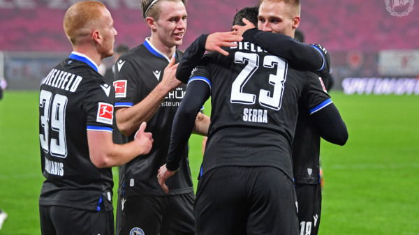 半程獨造8球，射門冷靜犀利，25歲的日本邊鋒成了德甲隊的金靴