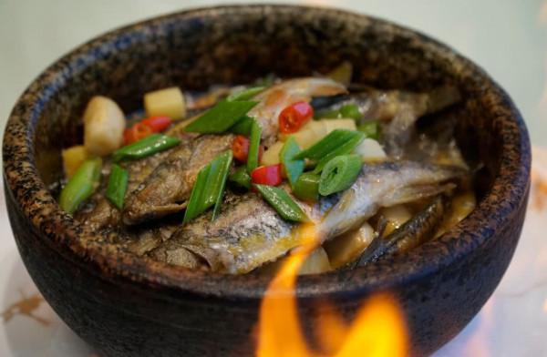 農村小水溝釣魚，還要收費200？釣魚人：不虧，釣了13斤溪石斑