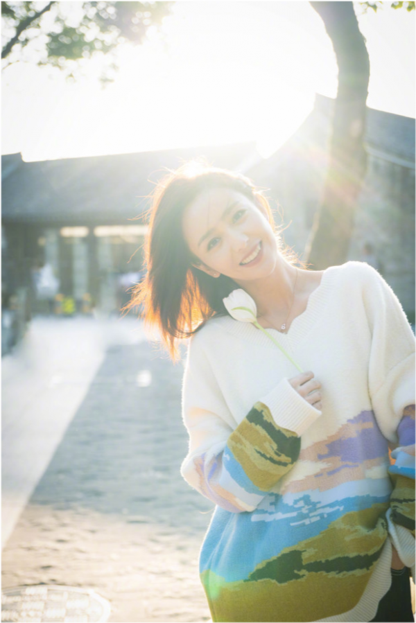 佟麗婭隨拍照美到爆！穿毛衣手握花朵神似初戀，甜美笑容太治癒了