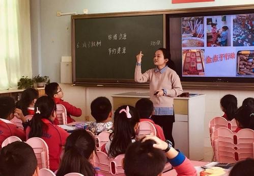 老師在上課的時候使用教學擴音器，有沒有違反師德呢？