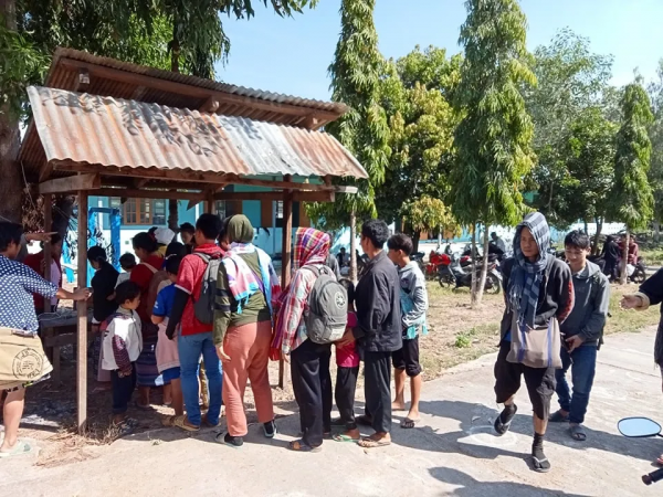 緬甸妙瓦底難民營，炮彈掉落瞬間，伴隨著尖叫聲，難民四散逃開