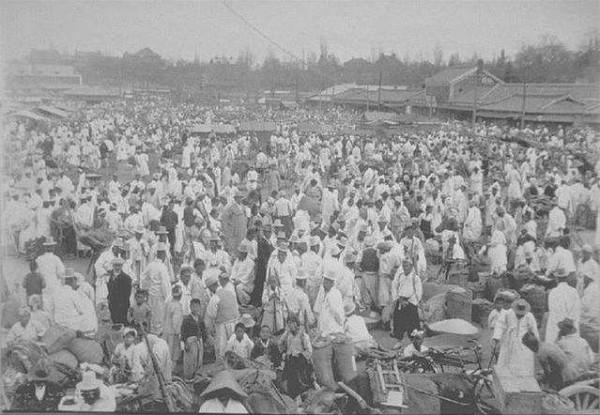 他是八路軍總部炮團團長，29歲參加長征，1950年卻被朝鮮開除軍職