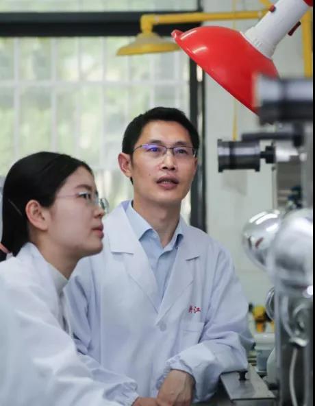 醉心高分子，她是拿下校設最高獎學金的科研達人！