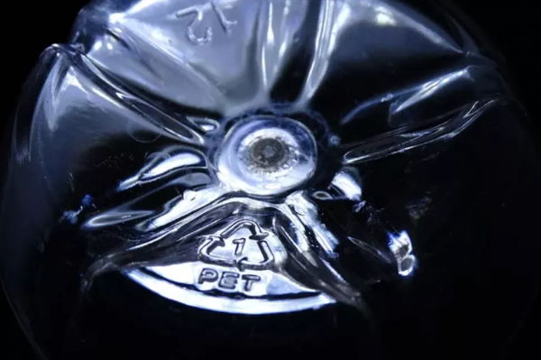 別再用飲料瓶裝糧食了，一文揭秘塑膠底部隱藏的健康密碼