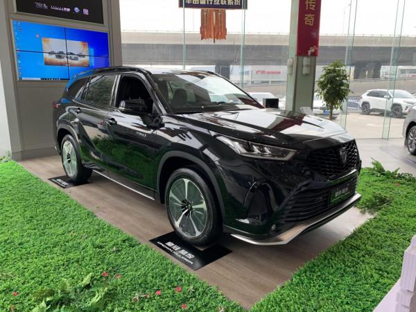 實拍皇冠陸放：豐田版黑武士，內飾精緻，氣場足