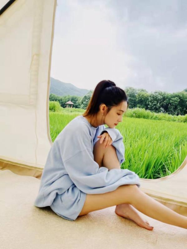 李沁的穿搭美出圈了，衣服分成三截穿，個性十足又不失“女人味”