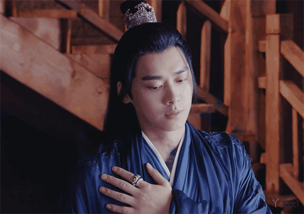 李易峰這些年拍戲的一個習慣表情，《鏡雙城》就是圓潤了啊