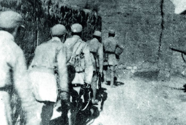 兒子撒謊說去當鐵匠，當兵20多年成司令，回家母親給了他一巴掌