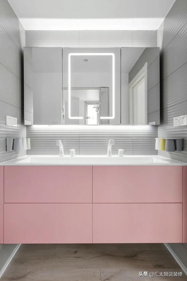 進門就被她家的裝修吸引,乾淨大氣溫暖,電視牆和陽臺很值得參考 進門就被她家的裝修吸引,乾淨大氣溫暖,電視牆和陽臺很值得參考