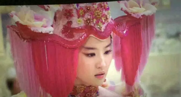 鳥窩、縫紉機、鋼絲球，女明星奇奇怪怪的髮型，笑得捂不住嘴