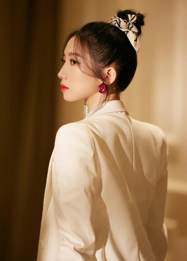 孟美岐，黑白配，又颯又帥