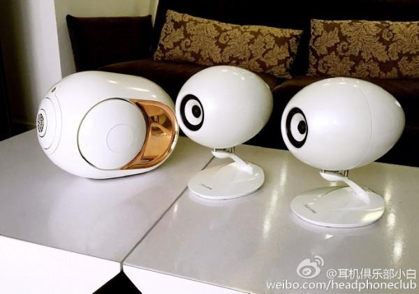 辦公桌上曾用過和仍在用的幾對小喇叭