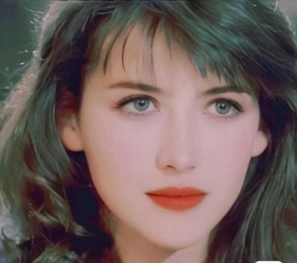 穿越歐洲的世紀美貌，地球球花莫妮卡年輕容顏無人超越