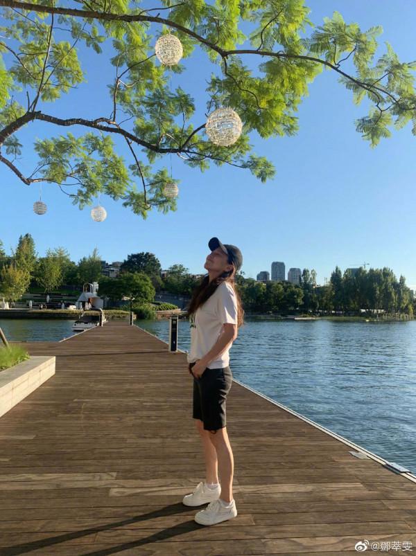 打卡九寨溝!55歲鄧萃雯曬遊客照,自言此行完成了多年心願 打卡九寨溝!55歲鄧萃雯曬遊客照,自言此行完成了多年心願