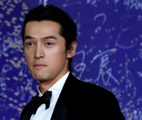 男星紅毯濃妝總是翻車!現場生圖對比太明顯,妝面乾淨清爽才舒服 男星紅毯濃妝總是翻車!現場生圖對比太明顯,妝面乾淨清爽才舒服