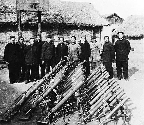 蔣介石看著十大元帥名單，沉思一會指著陳毅說：這人太厲害了