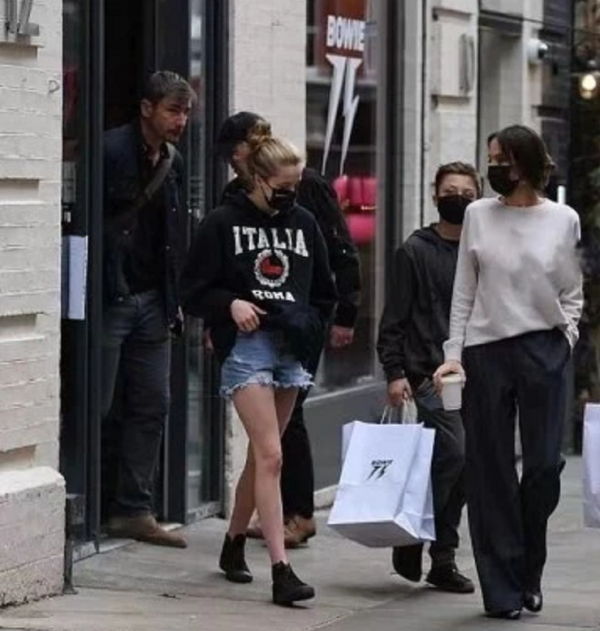 朱莉帶娃逛街像走秀！穿搭簡約卻超高階，龍鳳胎兒子男生女相超帥