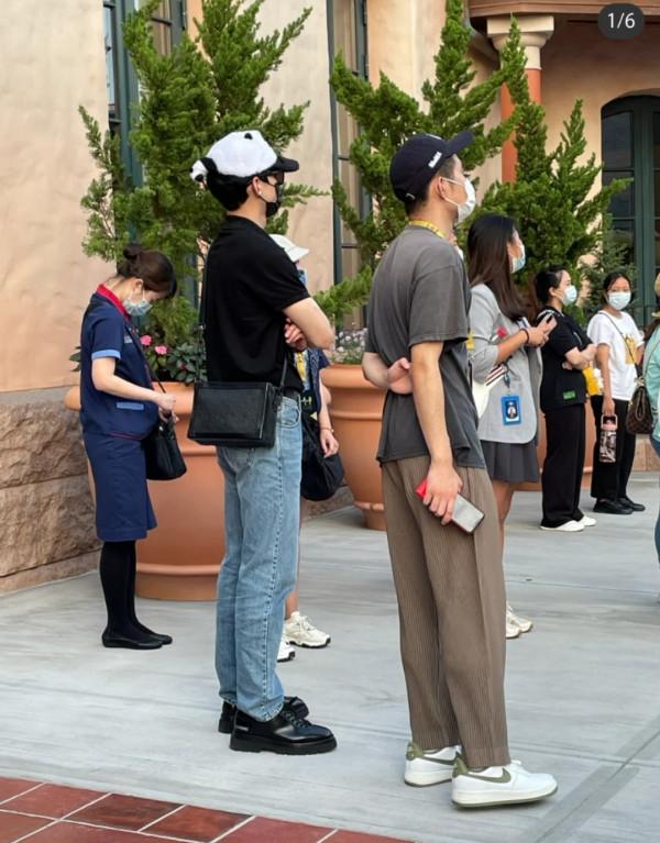 盤點環球影城偶遇明星生圖,白敬亭似商務精英,林依輪兼職賣貨? 盤點環球影城偶遇明星生圖,白敬亭似商務精英,林依輪兼職賣貨?