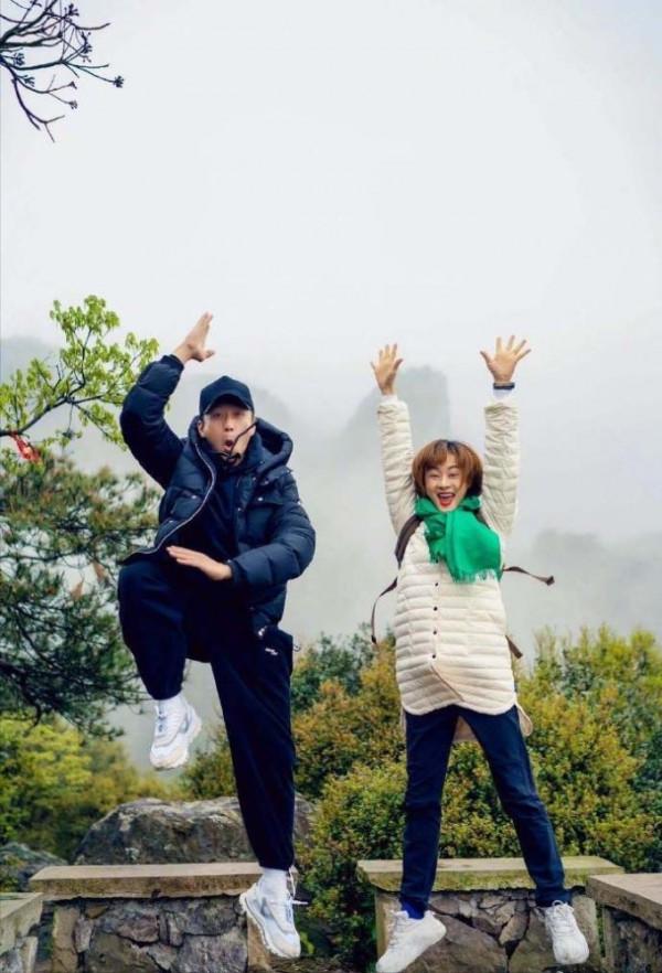 孫儷在遊樂園被拍，穿連帽皮衣搭毛衣，一身中年婦女的打扮