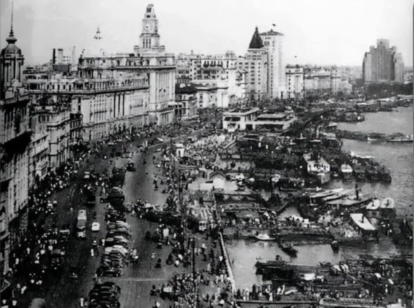 蔣介石看著十大元帥名單，沉思一會指著陳毅說：這人太厲害了