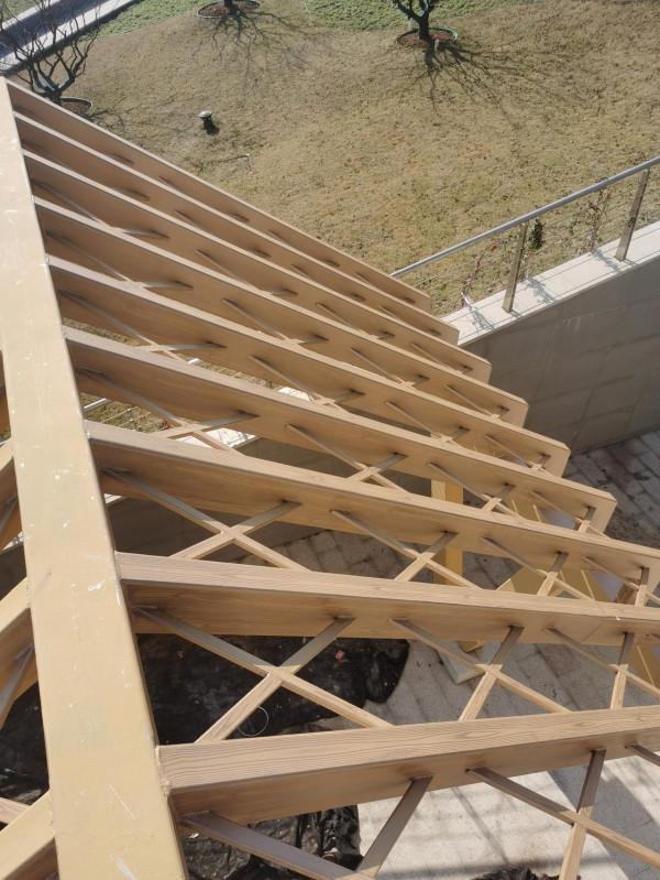 公園鐵廊架也能變成木頭，太美觀了