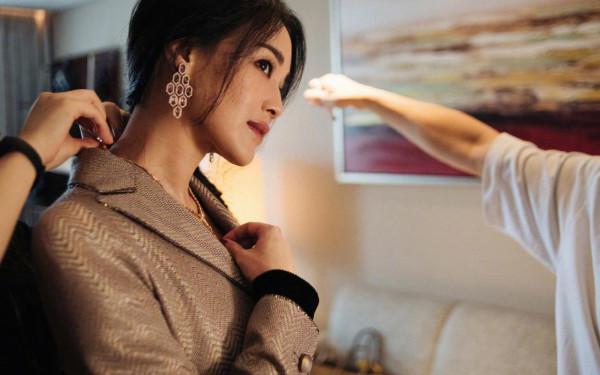 大灣區中秋晚會:溫碧霞露肩撩人,趙麗穎又仙又欲,舒淇驚豔全場 大灣區中秋晚會:溫碧霞露肩撩人,趙麗穎又仙又欲,舒淇驚豔全場