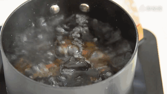 黑木耳一下鍋就噼裡啪啦響？學會這幾招，不炸鍋不濺油